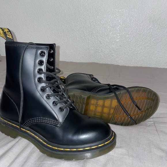 Dr. Marten Black Smooth 1460 8 Eye Boot - Picture 2 of 4